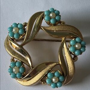 🟢Trifari Gold-Tone Turquoise Flower Wreath Brooch, Vintage